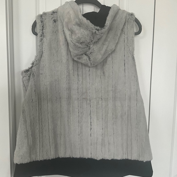 Vegas Golden Knights Vest - Picture 3 of 3